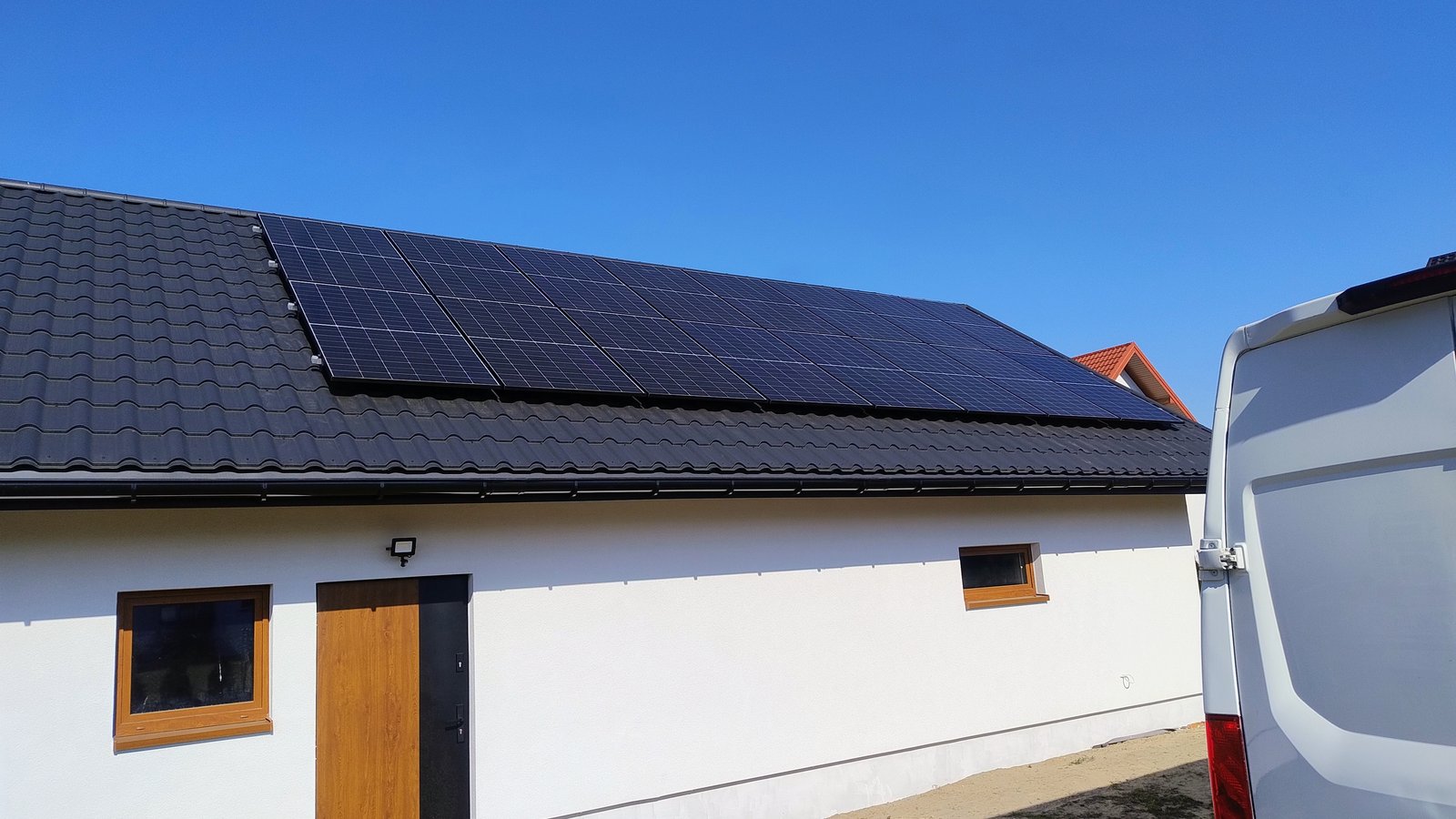 Instalacja fotowoltaiczna na dachu białego domu — realizacja VOLT RMI