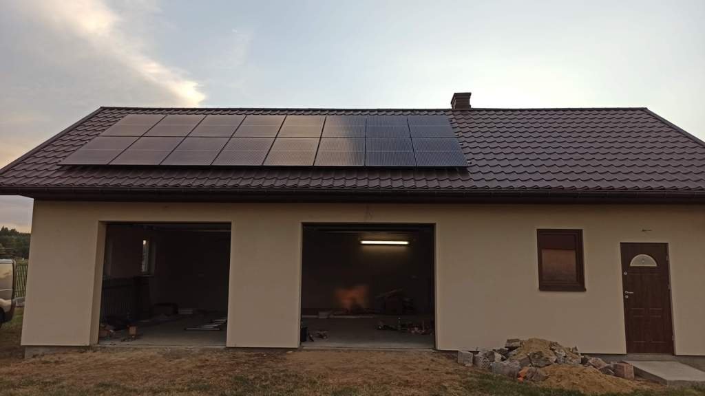 Instalacja fotowoltaiczna na dachu domu jednorodzinnego — VOLT RMI