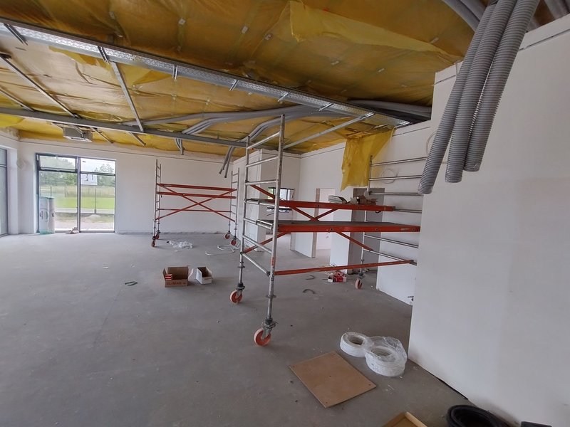 Etap budowy instalacji elektrycznej w hali usługowej